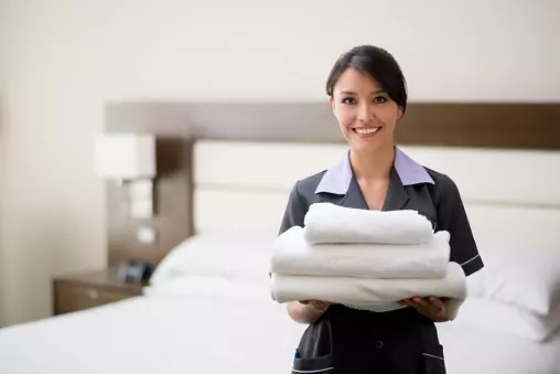 kobieta trzymająca stos ręczników